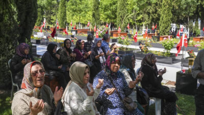 - Anma etkinliğine CHP Genel Başkanı Özgür Özel de katıldı