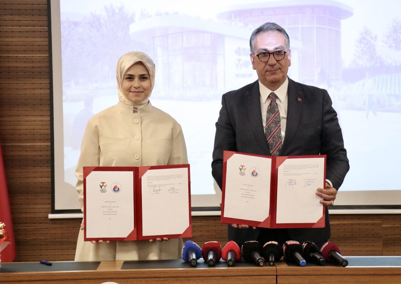 - T3 Vakfı Yönetim Kurulu Başkanı Elvan Kuzucu Hıdır:
- "Umuyoruz