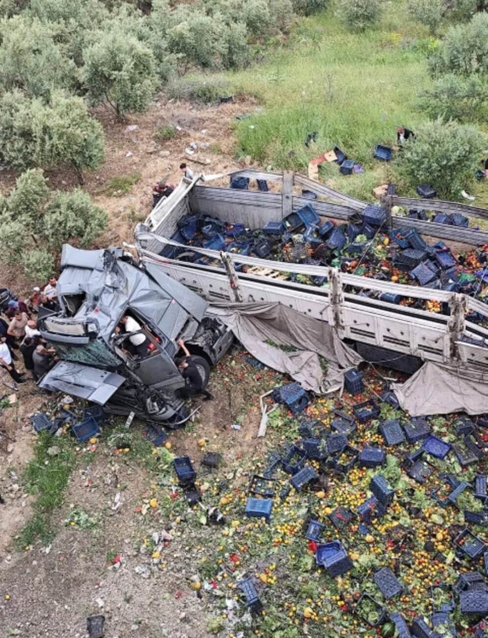 GAZİANTEP (AA) – Gaziantep'te tırın viyadükten düşmesi sonucu 2 kişi