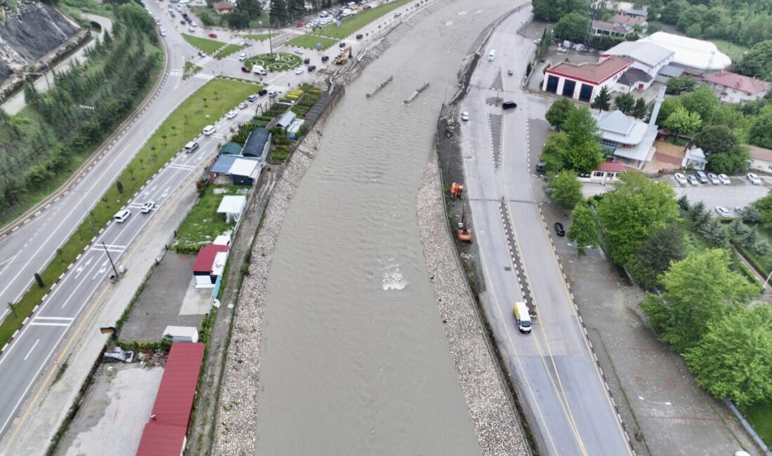 TOKAT (AA) – Taşkın riski bulunan Yeşilırmak Nehri, dronla kaydedildi.