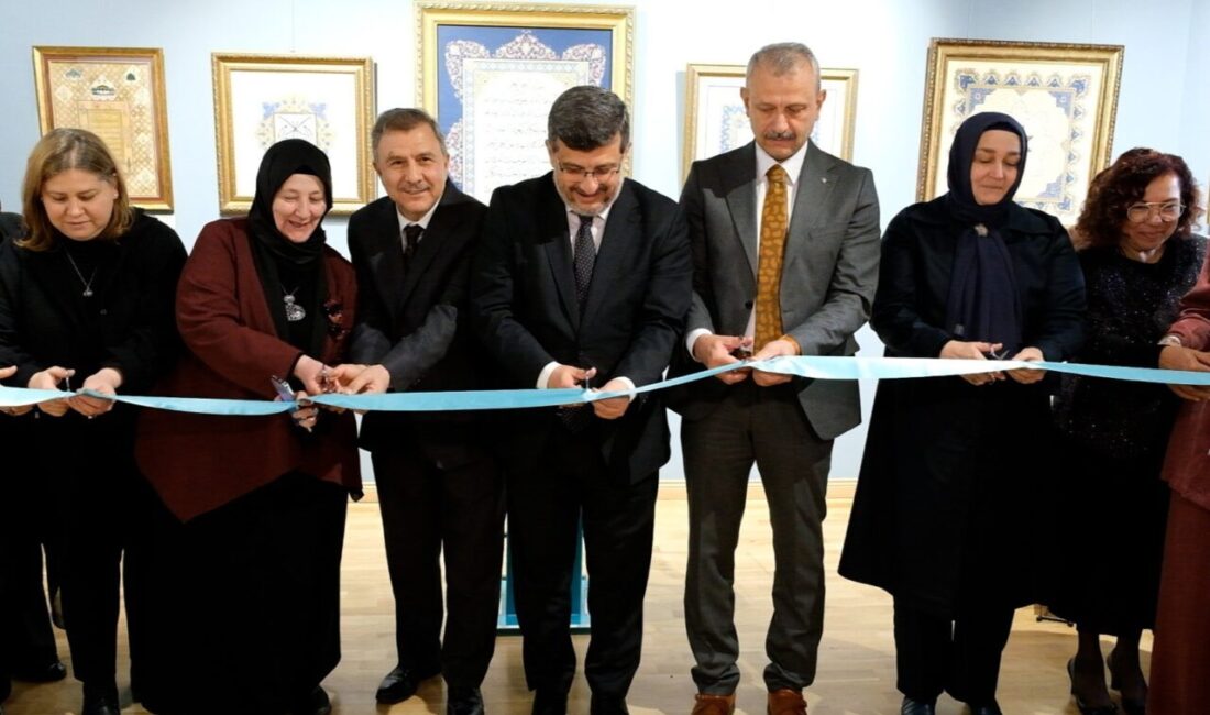 - Yaklaşık 150 eserin yer aldığı sergi, 10 Mayıs'a kadar