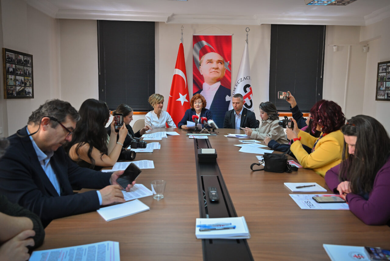- Tüm Eczacı İşverenler Sendikası Genel Başkanı Nurten Saydan:
- "Her