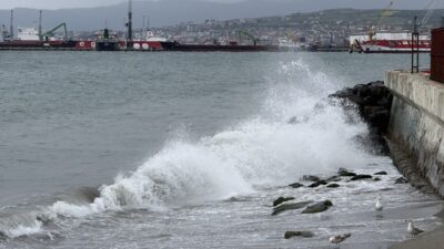 TEKİRDAĞ (AA) – Marmara Denizi'nde etkili olan poyraz, Tekirdağ'da deniz