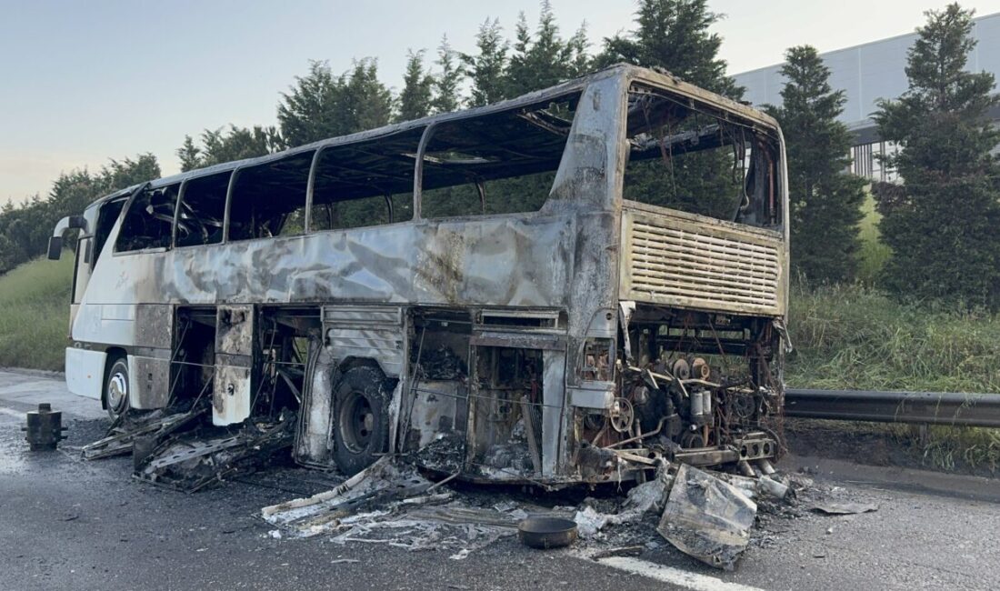 İSTANBUL (AA) – TEM Otoyolu'nda yolcu otobüsünde çıkan yangın itfaiyenin