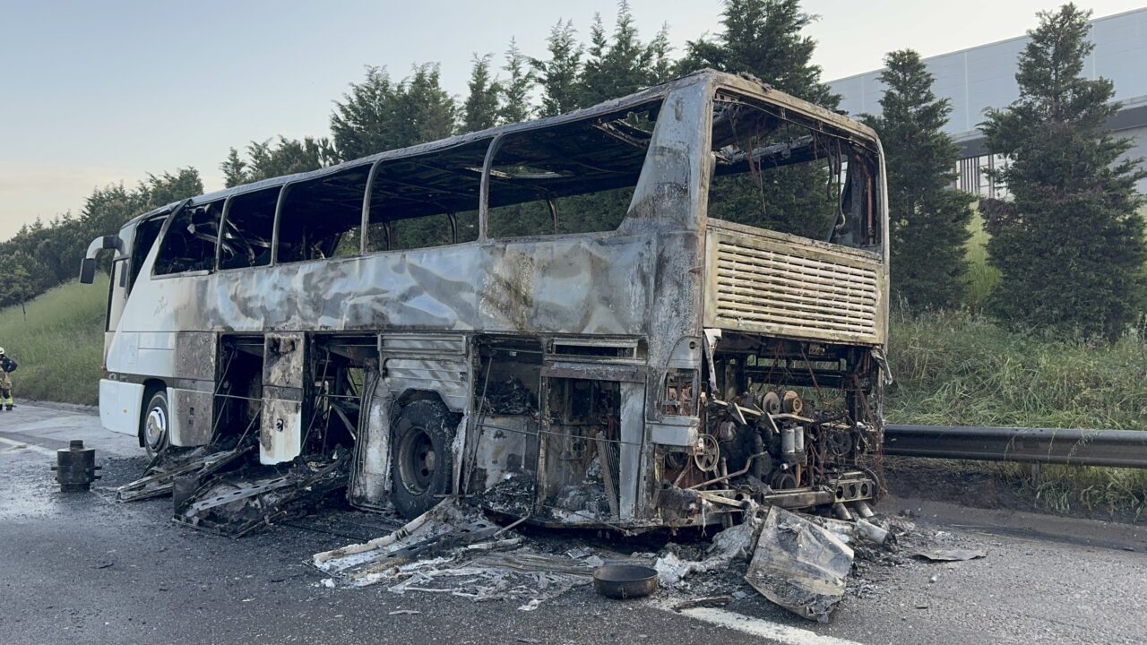 İSTANBUL (AA) – TEM Otoyolu'nda yolcu otobüsünde çıkan yangın itfaiyenin