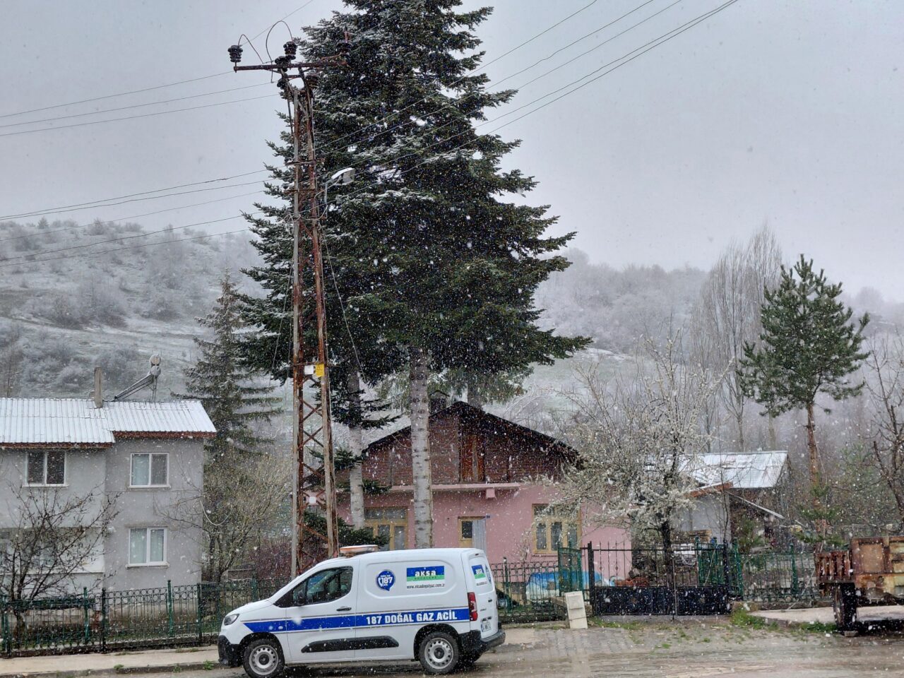 TOKAT (AA) – Tokat'ın 1450 rakımlı Başçiftlik ilçesinde kar yağışı