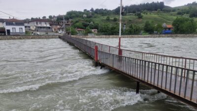 - Bazı vatandaşların tehlikeye aldırmadan güvenlik şeridi çekili olan köprüden