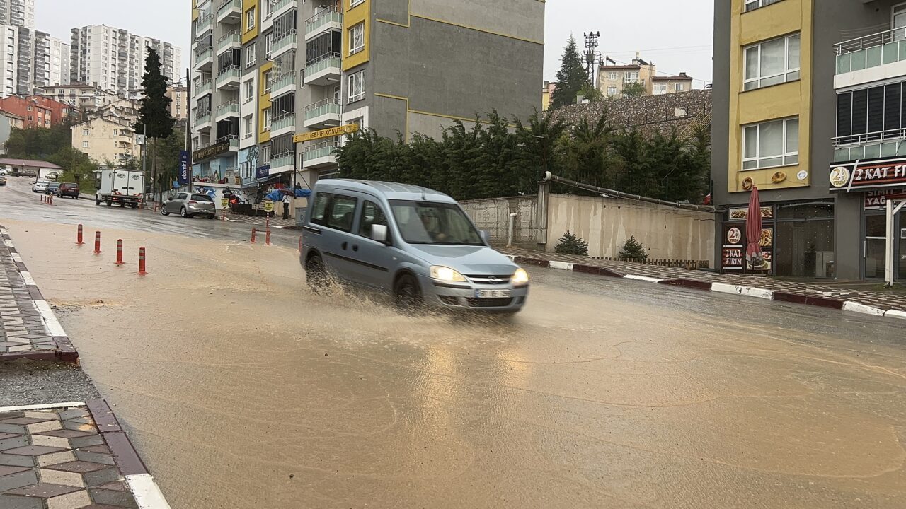 TOKAT (AA) – Tokat'ta aralıklarla devam eden yağış, yaşamı olumsuz