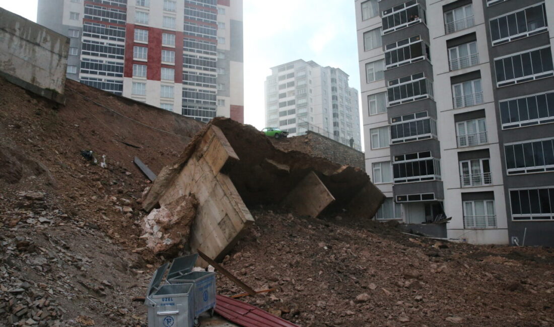 TOKAT (AA) – Tokat'ta bir sitenin istinat duvarı çöktü. Kentte