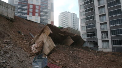 TOKAT (AA) – Tokat'ta bir sitenin istinat duvarı çöktü. Kentte