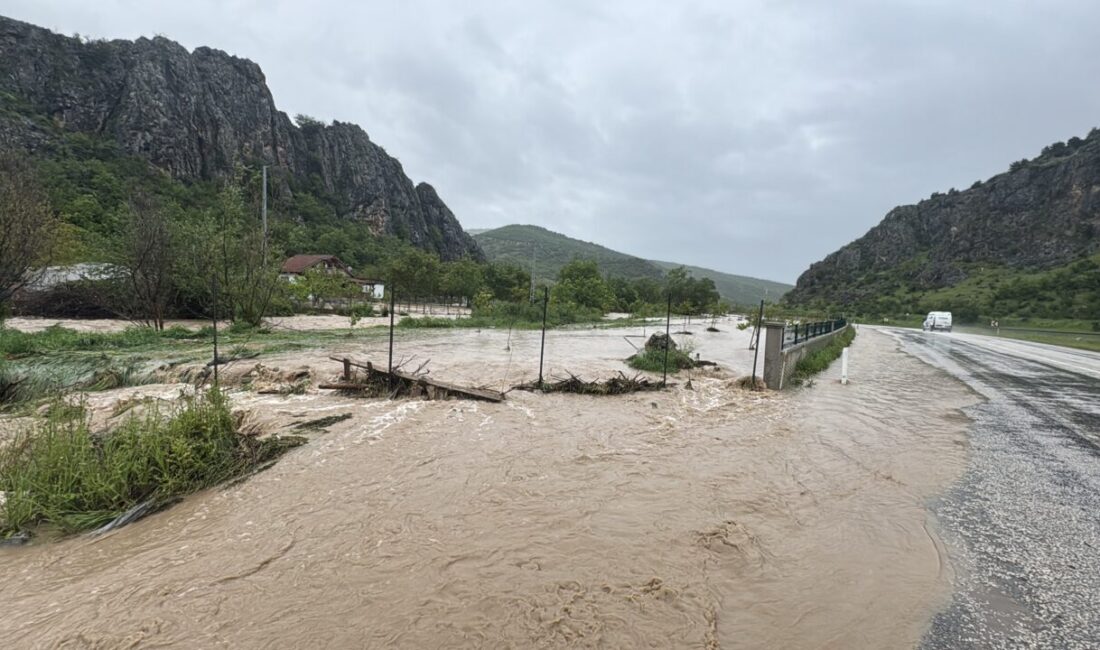 TOKAT (AA) – Tokat'ın Zile ilçesinde aşırı yağış nedeniyle taşan