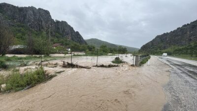 TOKAT (AA) – Tokat'ın Zile ilçesinde aşırı yağış nedeniyle taşan