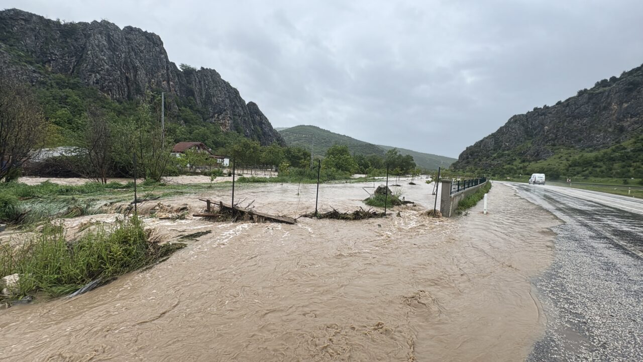 TOKAT (AA) – Tokat'ın Zile ilçesinde aşırı yağış nedeniyle taşan