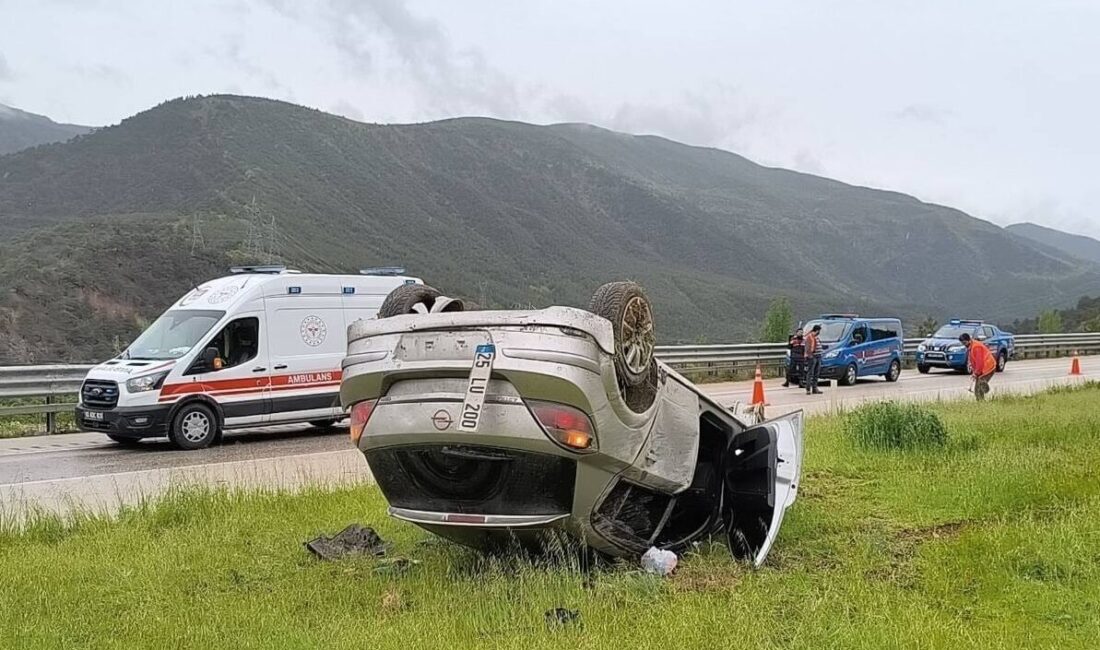 TOKAT (AA) – Tokat'ın Reşadiye ilçesinde otomobilin devrilmesi sonucu 5