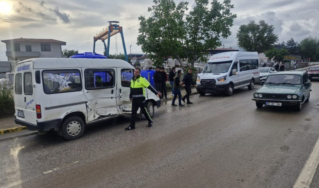 TOKAT (AA) – Tokat'ın Erbaa ilçesinde iki minibüsün çarpışması sonucu