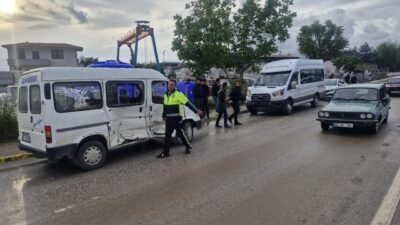 TOKAT (AA) – Tokat'ın Erbaa ilçesinde iki minibüsün çarpışması sonucu