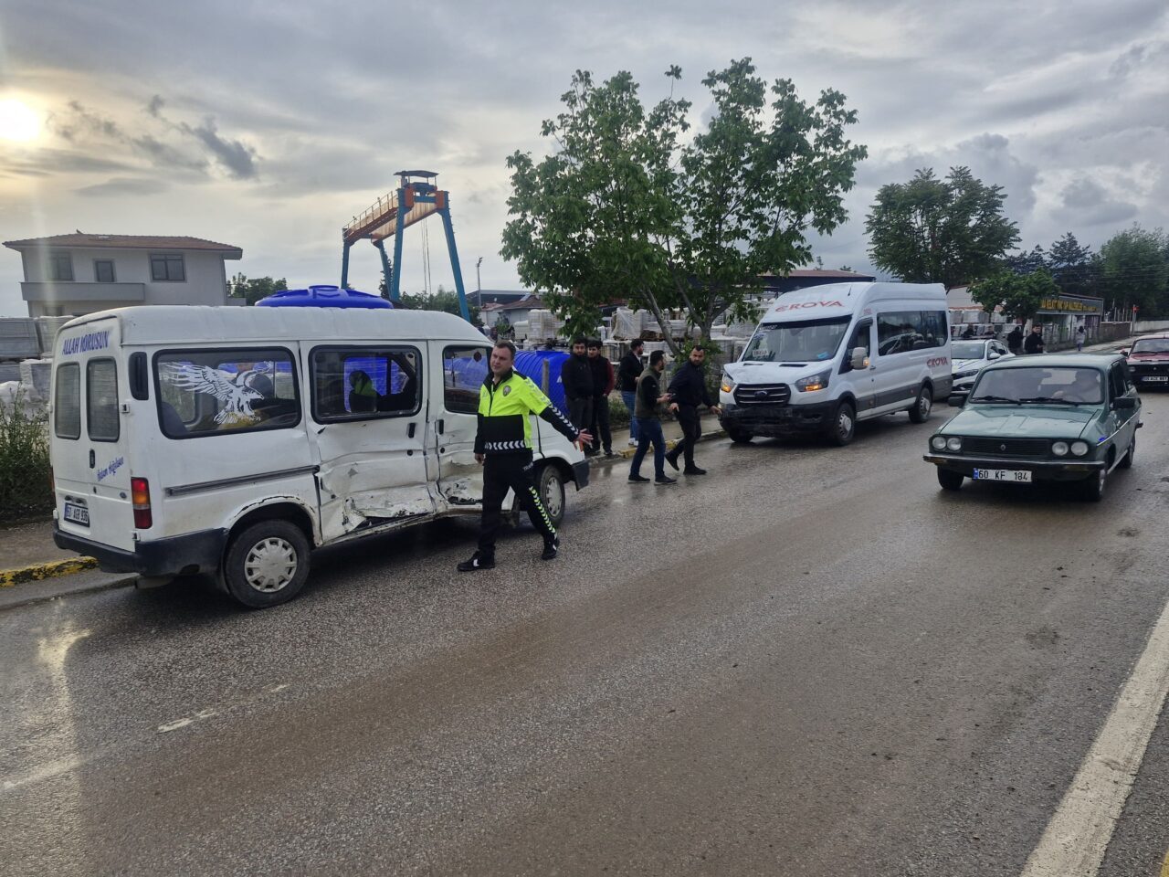 TOKAT (AA) – Tokat'ın Erbaa ilçesinde iki minibüsün çarpışması sonucu