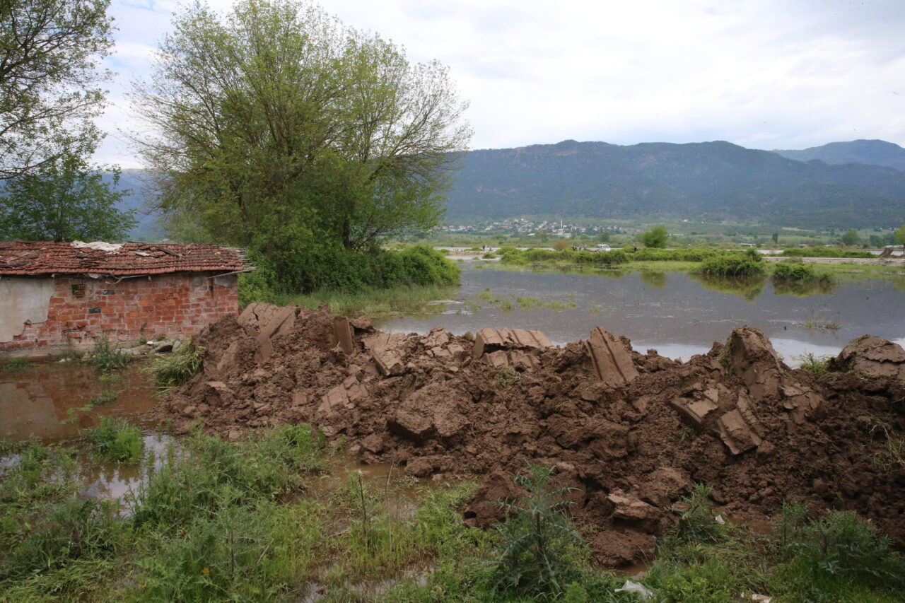 TOKAT (AA) – Tokat'ın Erbaa ilçesinde Kelkit Çayı'nın taşması sonucu