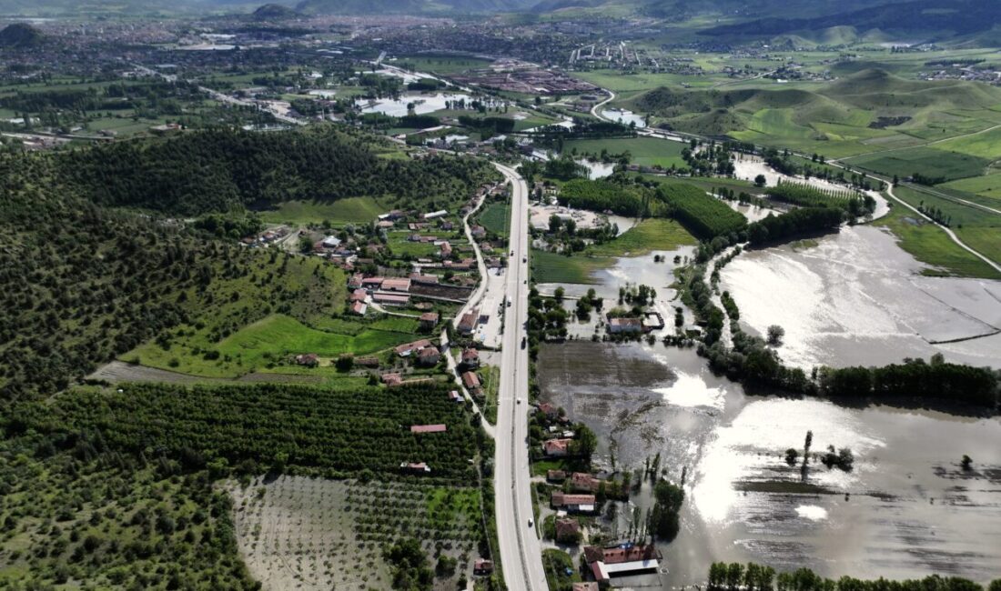 TOKAT (AA) – Tokat'ın Turhal ilçesinde taşkın nedeniyle tarım arazilerini