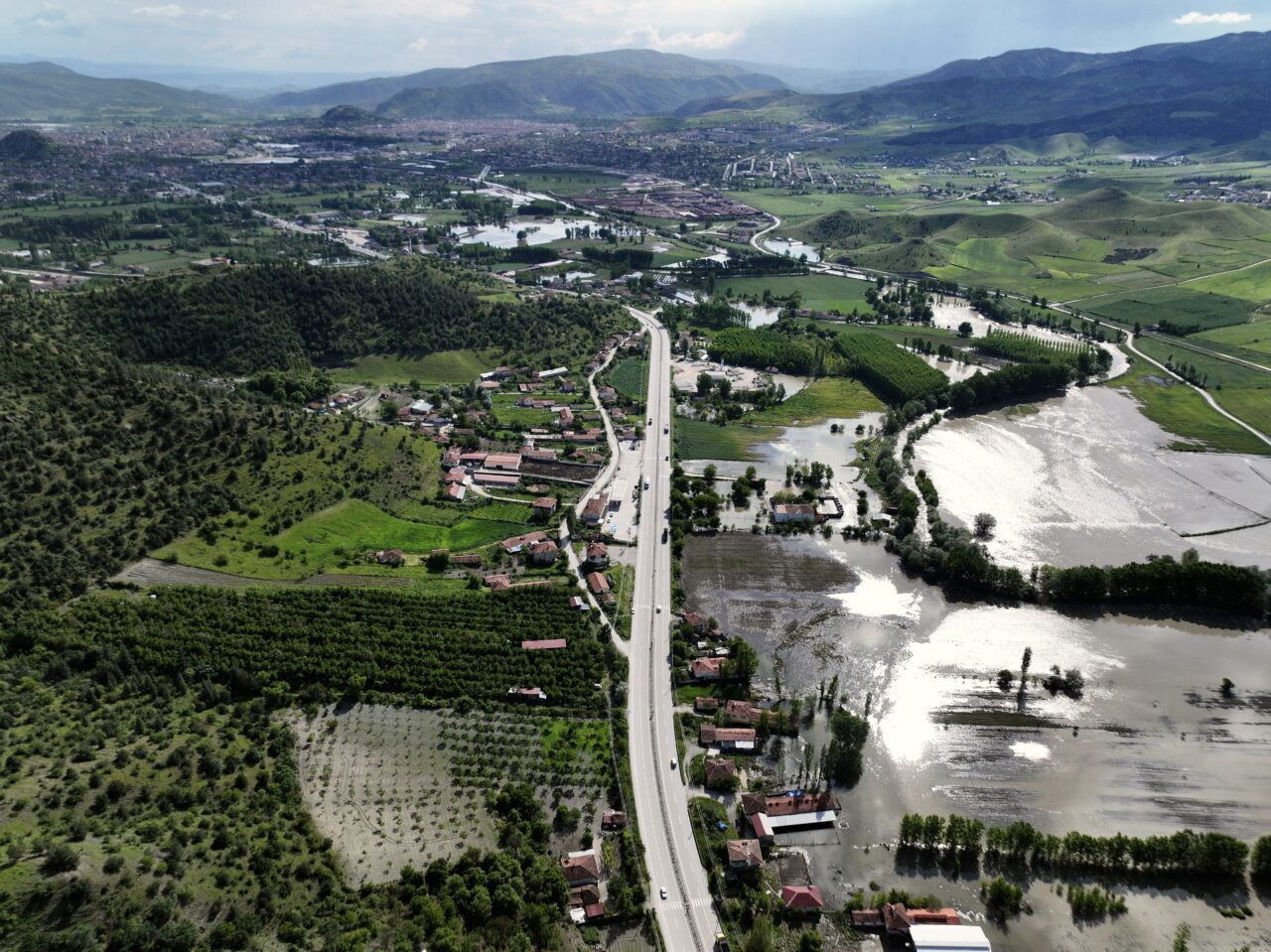 TOKAT (AA) – Tokat'ın Turhal ilçesinde taşkın nedeniyle tarım arazilerini