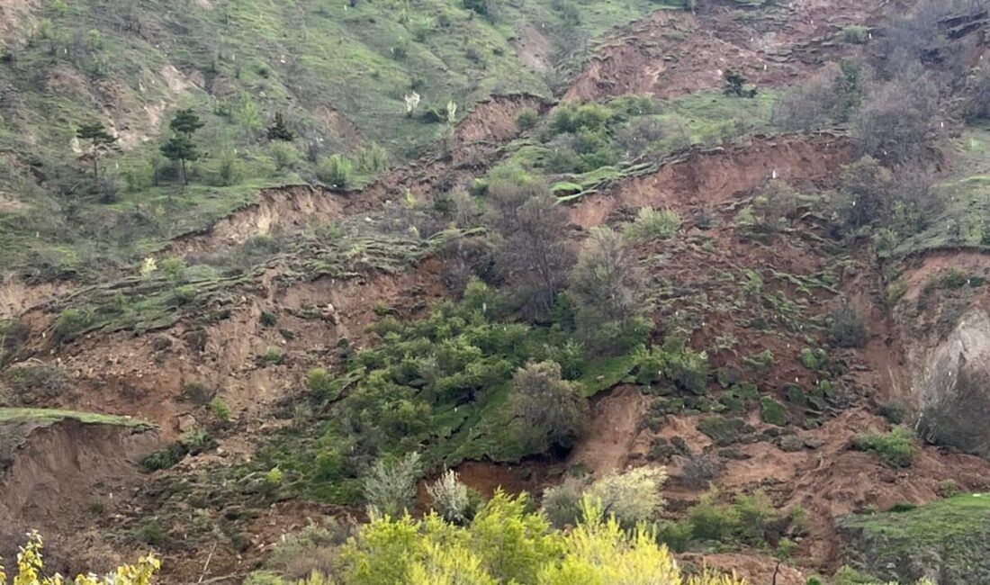 TOKAT (AA) – Tokat'ın Reşadiye ilçesinde heyelan anı güvenlik kamerasınca