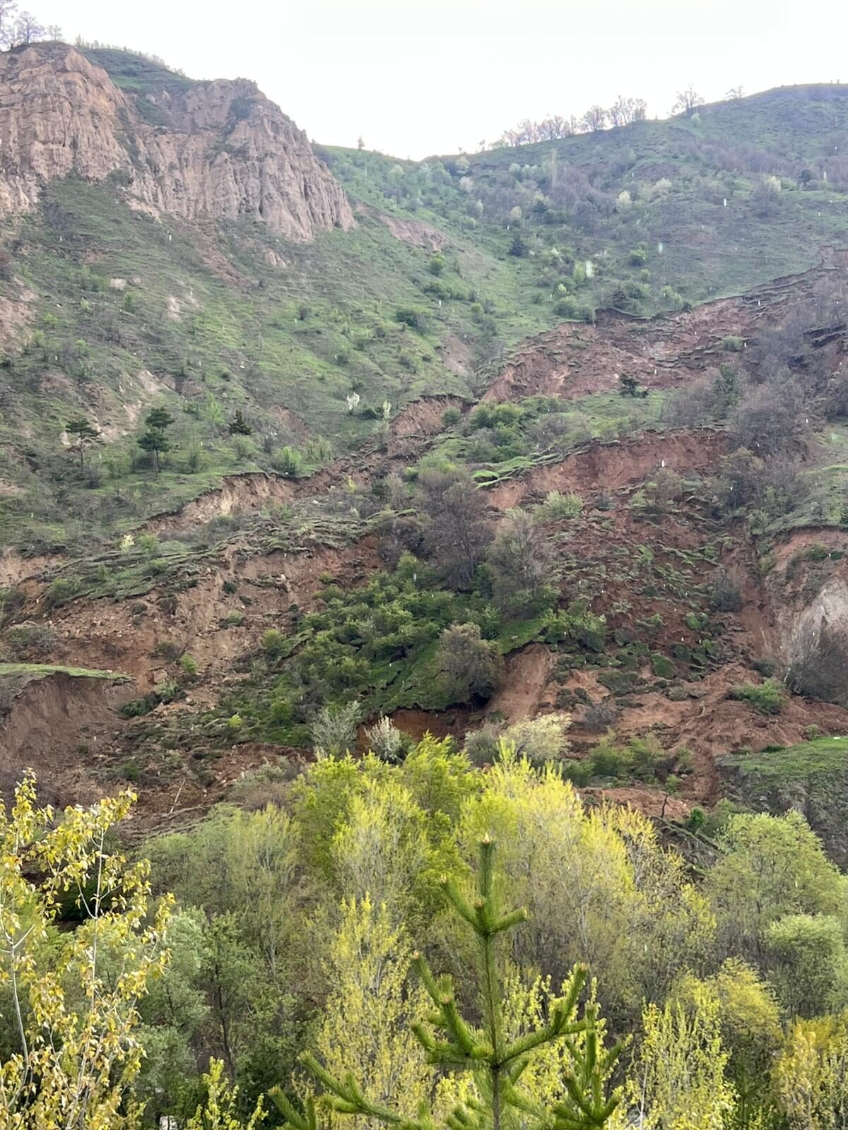 TOKAT (AA) – Tokat'ın Reşadiye ilçesinde heyelan anı güvenlik kamerasınca