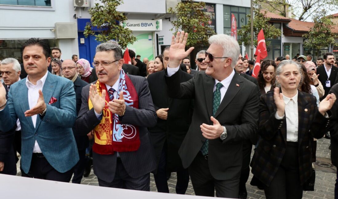 TRABZON (AA) – Trabzon'da, "26. Uluslararası Karadeniz Tiyatro Festivali" kortej