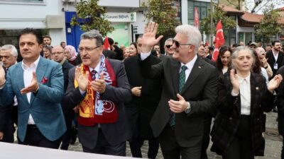 TRABZON (AA) – Trabzon'da, "26. Uluslararası Karadeniz Tiyatro Festivali" kortej