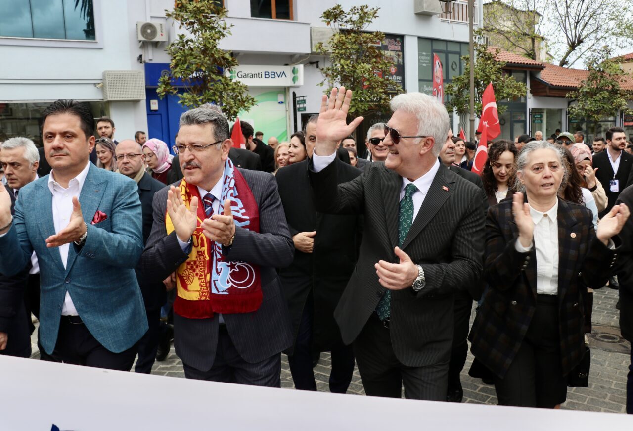 TRABZON (AA) – Trabzon'da, "26. Uluslararası Karadeniz Tiyatro Festivali" kortej