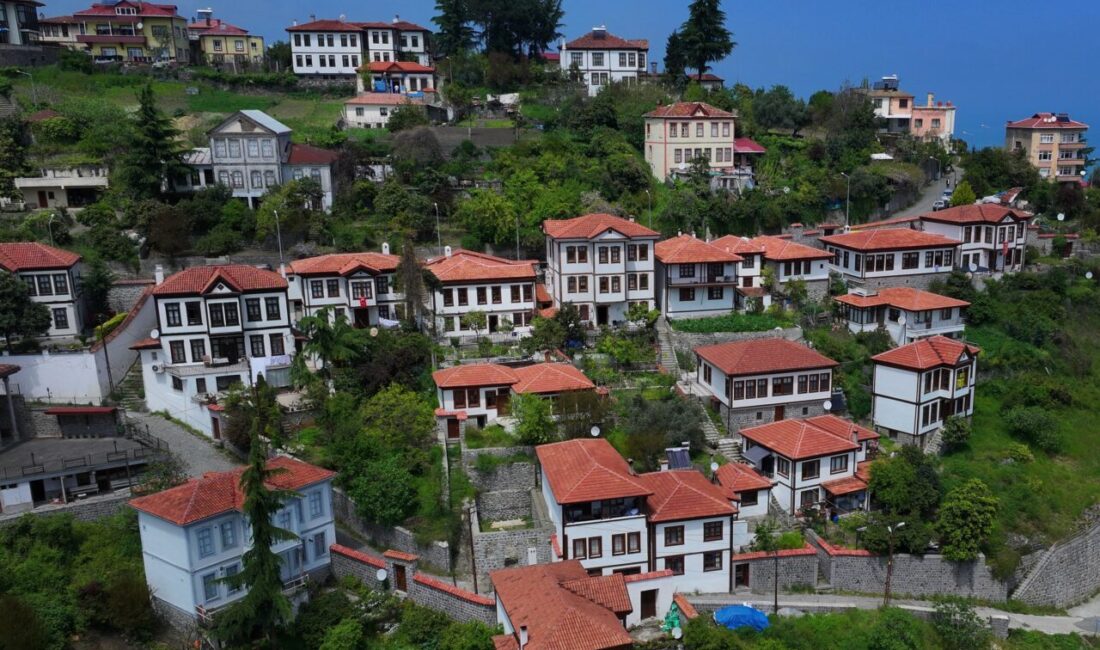 TRABZON (AA) – Trabzon'un Akçaabat ilçesindeki tarihi Orta Mahalle, Osmanlı