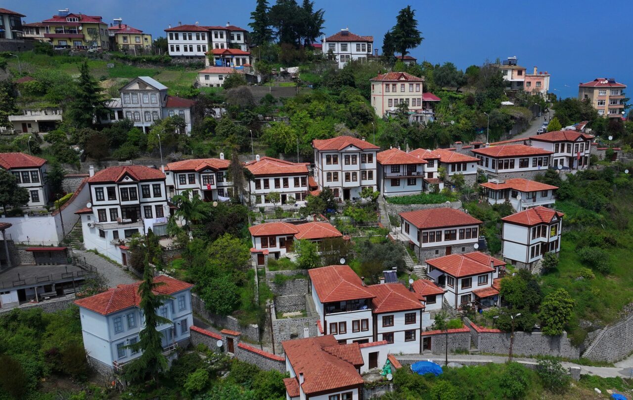 TRABZON (AA) – Trabzon'un Akçaabat ilçesindeki tarihi Orta Mahalle, Osmanlı