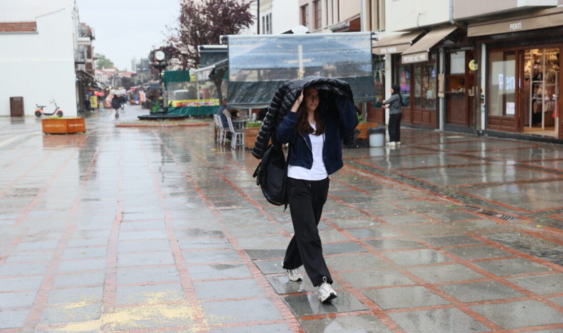 EDİRNE (AA) – Edirne, Kırklareli ve Tekirdağ'da sağanak yaşamı olumsuz