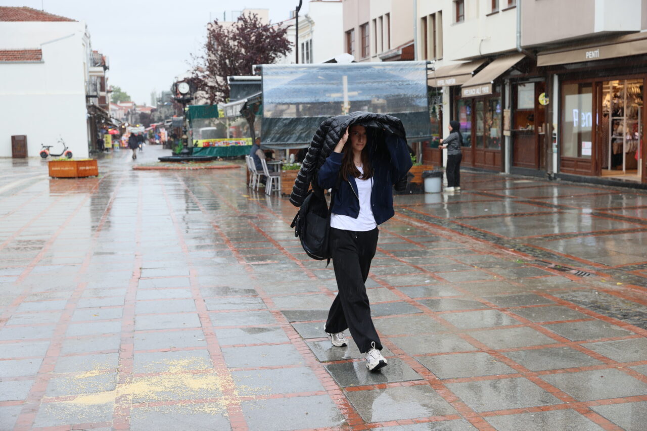 EDİRNE (AA) – Edirne, Kırklareli ve Tekirdağ'da sağanak yaşamı olumsuz