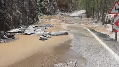 TUNCELİ (AA) – Tunceli'de Munzur Çayı’nın taşması sonucu Tunceli-Ovacık kara