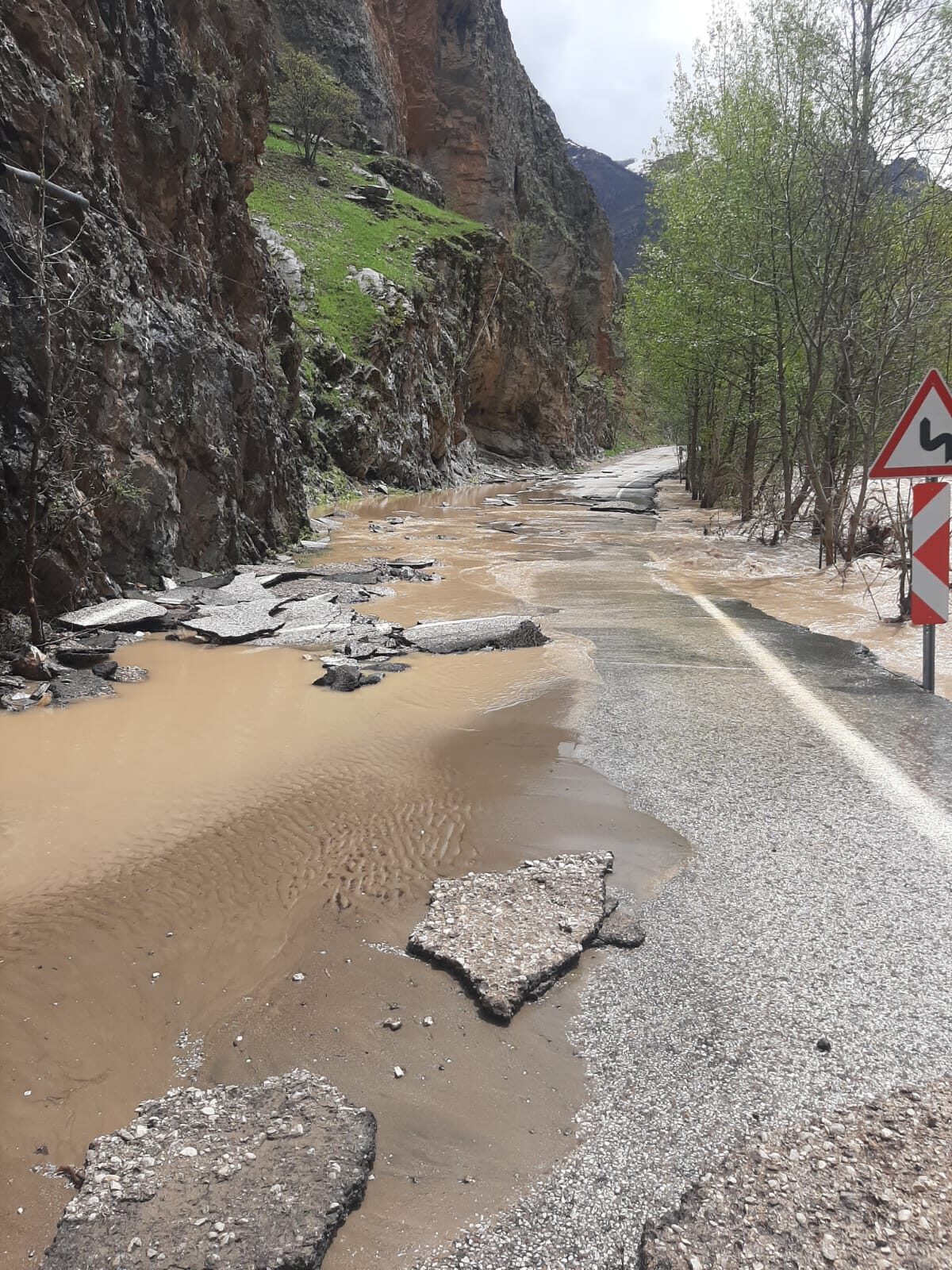 TUNCELİ (AA) – Tunceli'de Munzur Çayı’nın taşması sonucu Tunceli-Ovacık kara