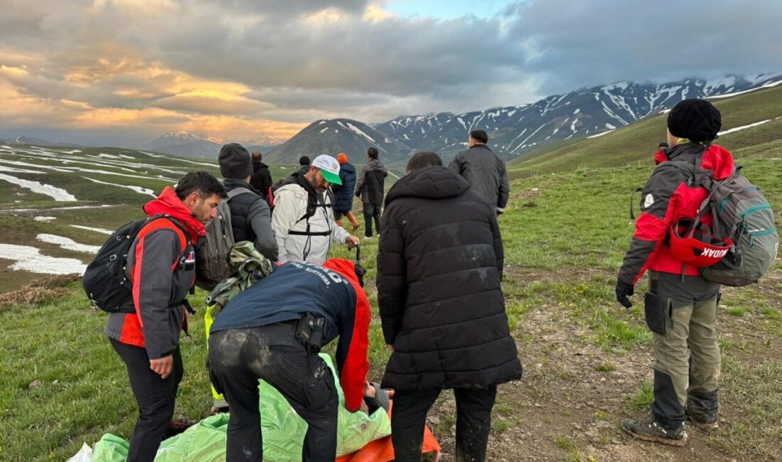 - Ekiplerce sedyeyle yaklaşık 10 kilometre taşınan kişi, hastanede tedavi