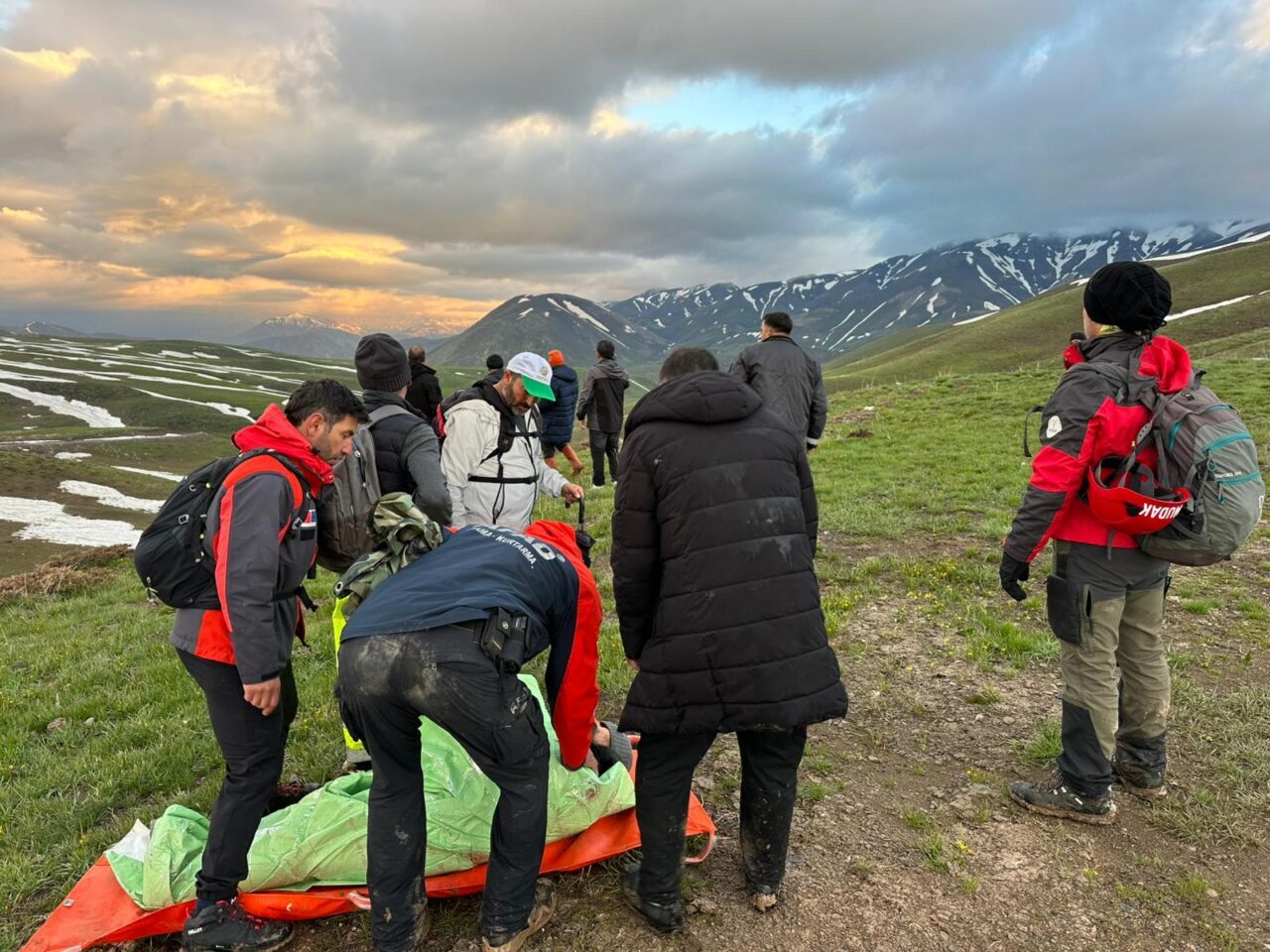- Ekiplerce sedyeyle yaklaşık 10 kilometre taşınan kişi, hastanede tedavi
