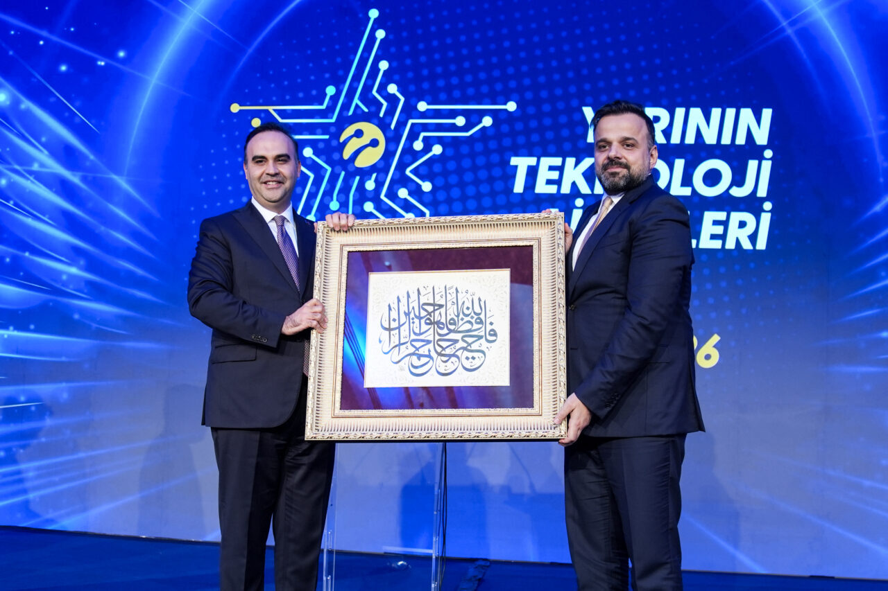 - Turkcell Genel Müdürü Ali Taha Koç:
- "Devletimizin ortaya koyduğu
