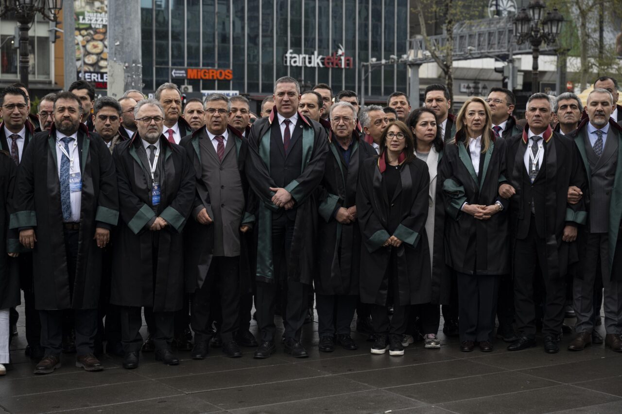 - Türkiye Barolar Birliği Başkanı Erinç Sağkan:
- "Biz, bu toplumun