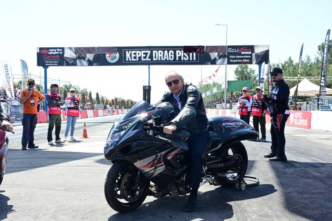 ANTALYA (AA) – Antalya'nın Kepez ilçesinde düzenlenen Türkiye Oto Drag