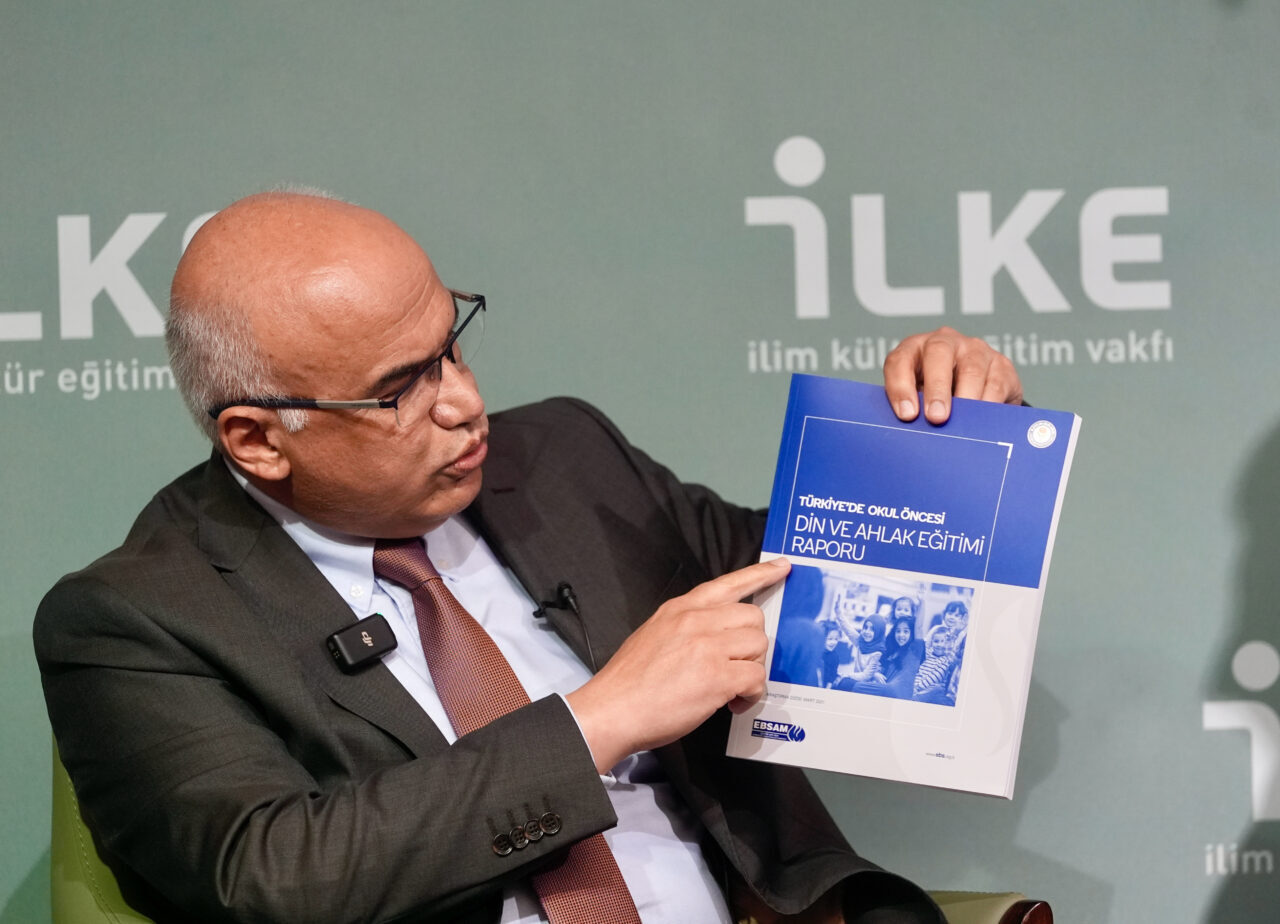 - Din eğitimi araştırmacısı Prof. Dr. Recep Kaymakcan:
- "Dünya örnekleri,