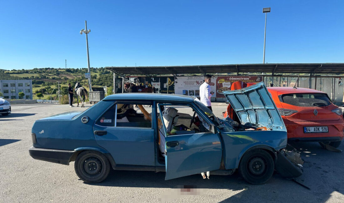 UŞAK (AA) – Uşak'ta iki otomobilin çarpışması sonucu 5 kişi