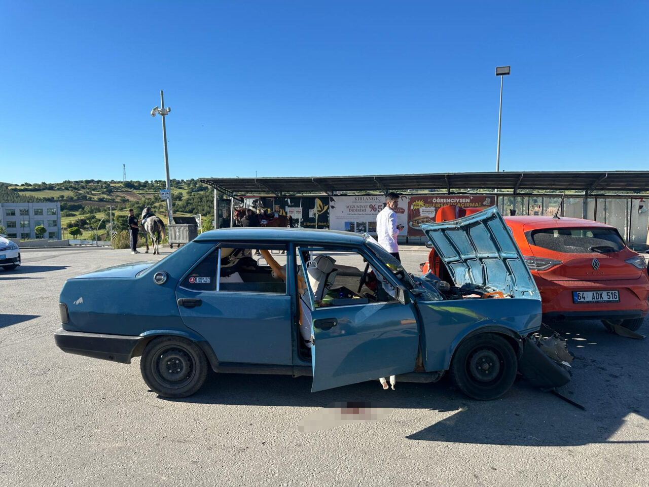 UŞAK (AA) – Uşak'ta iki otomobilin çarpışması sonucu 5 kişi