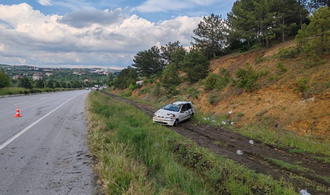 UŞAK (AA) – Uşak'ın Banaz ilçesinde şarampole devrilen otomobildeki 3