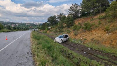 UŞAK (AA) – Uşak'ın Banaz ilçesinde şarampole devrilen otomobildeki 3