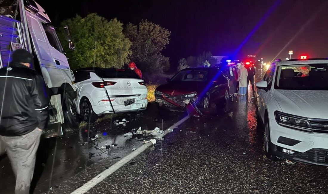 UŞAK (AA) – Uşak'ta 7 aracın karıştığı zincirleme trafik kazasında