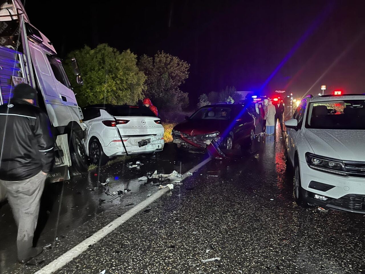 UŞAK (AA) – Uşak'ta 7 aracın karıştığı zincirleme trafik kazasında
