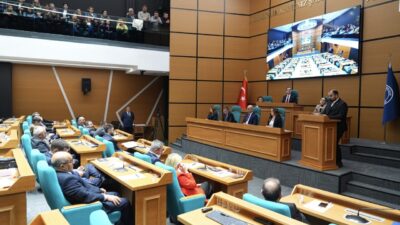 İSTANBUL (AA) – Üsküdar Belediye Meclisi'nde ilçenin çeşitli noktalarına asılan
