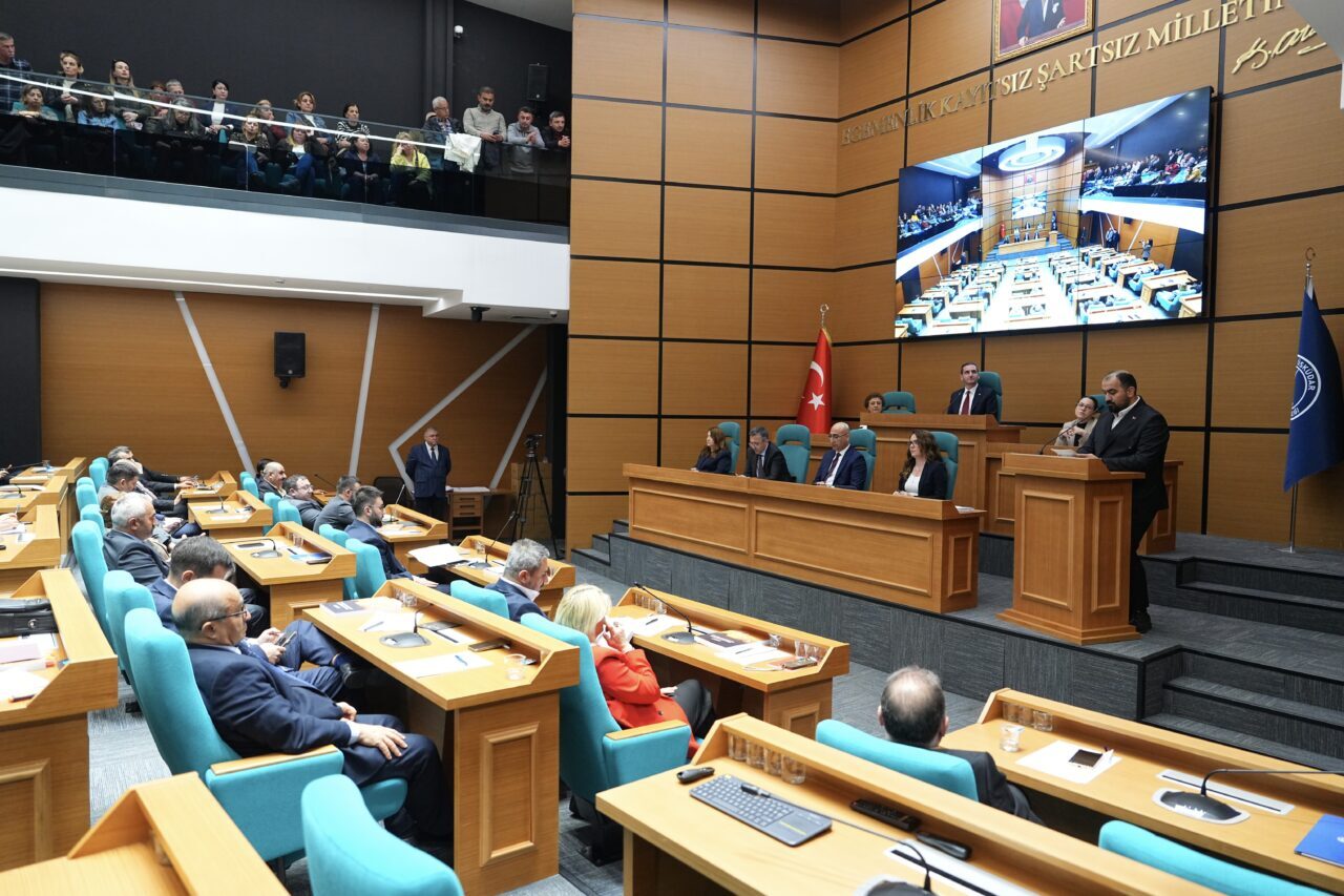 İSTANBUL (AA) – Üsküdar Belediye Meclisi'nde ilçenin çeşitli noktalarına asılan