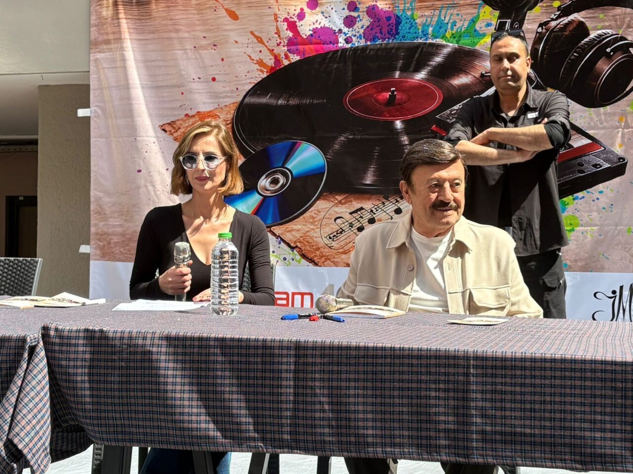 - "Zeki Müren'den Ajda Pekkan'a kadar, yaptığım besteleri okumayan sanatçı